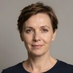 Профессиональный портрет уверенного российского бизнесмена на нейтральном фоне для сайта японского туризма